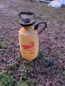 lot 4 image: Weather Deck Sprayer Pump Garden Sprayer