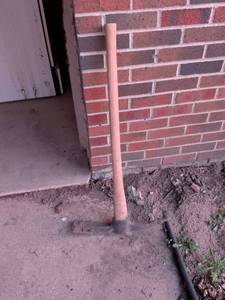 lot 7 image: Traditional Garden Pick Mattock Tool
