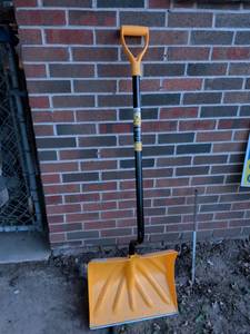 lot 10 image: Ames True Temper Snow Pusher