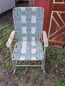 lot 14 image: Retro Aluminum Folding Lawn Chair