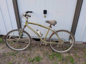 lot 18 image: Huffy Broadmoor Mountain Bike