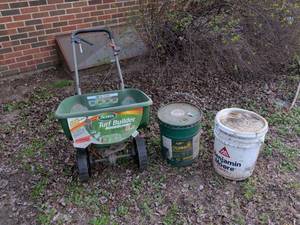 lot 22 image: Scotts Turf Builder EdgeGuard DLX Spreader