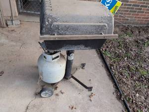 lot 24 image: Propane Gas Grill with Wheels