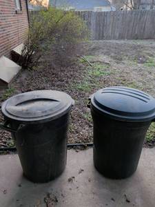 lot 26 image: Rubbermaid 32 Gallon Trash Can with Lid