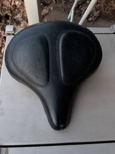 lot 32 image: Extra large bicycle seat.