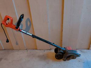 lot 39 image: Black & Decker Edge Hog Electric Lawn Edger