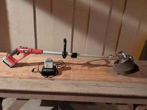 lot 41 image: Black & Decker 40V Cordless String Trimmer with Battery and Charger