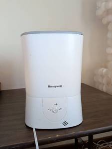 lot 198 image: Honeywell Ultrasonic Humidifier with Accessories Bundle