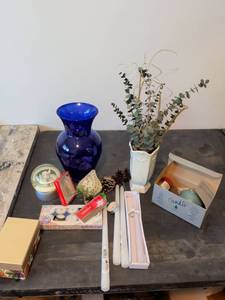 lot 283 image: Mixed Home Decor and Candle Collection