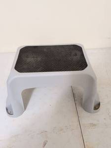 lot 297 image: Rubbermaid Single Step Stool with Non-Slip Surface