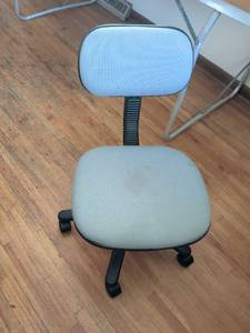 lot 303 image: Gray Fabric Office Task Chair with Rolling Base