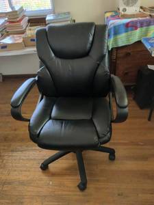 lot 304 image: Black Leather Executive Office Chair