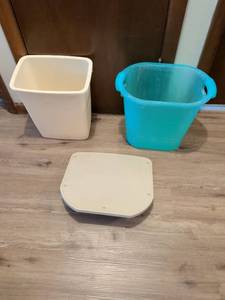 lot 352 image: Two small trash cans and a space Creator shelf for PC and monitors