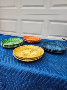 lot 100 image: Colorful Woven Rattan Paper Plate Holders Set - Retail $15