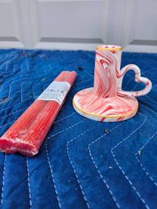 lot 104 image: Handcrafted Red and White Swirl Ceramic Candlestick Holder with Handle - Retail $15
