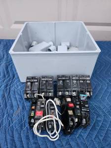 lot 105 image: Mixed Lot of Electrical Circuit Breakers GE Square D Various Amperage