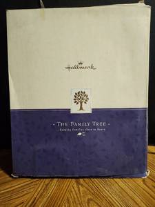 lot 122 image: Hallmark The Family Tree Multi-Photo Collage Frame