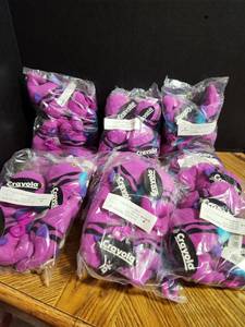 lot 128 image: Crayola Whale Keychain Collection - Multiple Bags - 36 Total - Retail $15