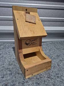 lot 132 image: Discovery Center Wooden Bird House with Hinged Roof - Retail $25