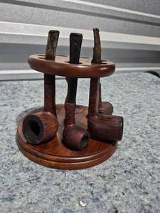 lot 140 image: Wooden Pipe Rack with Smoking Pipes Set - Retail $25