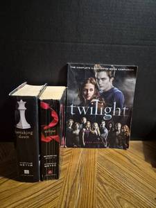 lot 164 image: Twilight Saga Book Collection with Movie Companion - Retail $15