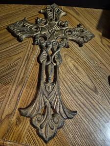 lot 169 image: Decorative Cast Iron Cross Wall Hanging - Retail $25