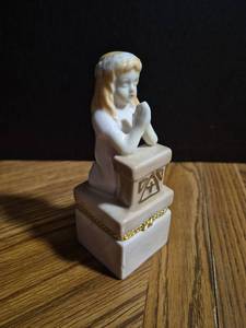 lot 174 image: Porcelain Praying Girl Trinket Box with Gold Trim - Retail $15