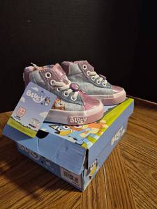 lot 187 image: Bluey Girls High Top Sneakers with Box - Retail $25