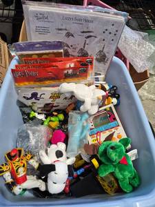lot 192 image: Mixed Toy and Party Supply Collection Lot - Retail $25