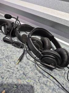 lot 193 image: Professional Gaming Headset with Microphone - Retail $15