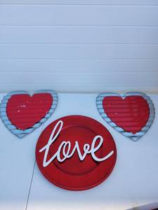 lot 195 image: Valentines Day Love Heart Decorative Wall Sign Set - Retail $15
