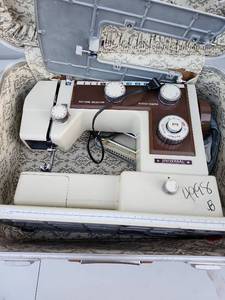 lot 220 image: Universal Sewing Machine with Carrying Case - Retail $25