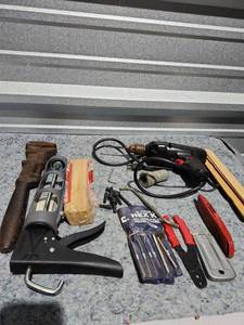 lot 223 image: Mixed Woodworking Tools and Router Lot - Retail $45
