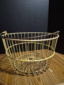 lot 253 image: Wire Egg Gathering Basket with Handle - Retail $15