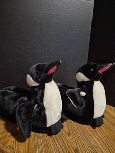 lot 259 image: Penquin Plush Slippers - Retail $15