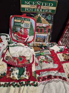 lot 261 image: Christmas Kitchen Linens and Pot Holders Set - Retail $15
