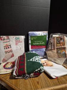 lot 262 image: Christmas Holiday Craft Bundle Collection - Retail $15