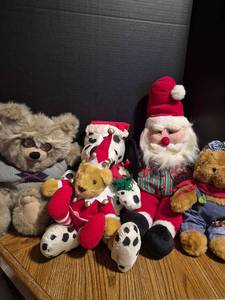 lot 273 image: Christmas Holiday Teddy Bear and Stuffed Animal Collection - Retail $25