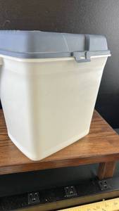 lot 3210 image: All Purpose Storage Canister with Lid 2.06 Gallon