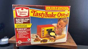 lot 4411 image: Duncan Hines Tastybake Oven Electric Toy Baking Set