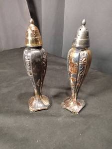 lot 4606 image: Silver Plated Salt and Pepper Shaker Set