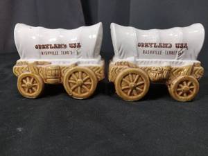 lot 4612 image: Opryland USA Nashville Tennessee Covered Wagon Salt and Pepper Shakers