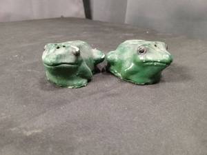 lot 4613 image: Green Ceramic Frog Salt and Pepper Shakers Set