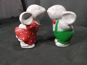 lot 4618 image: Ceramic Mice Salt and Pepper Shakers Set