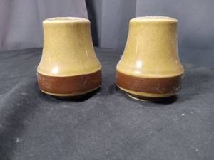 lot 4621 image: Ceramic Salt and Pepper Shaker Set