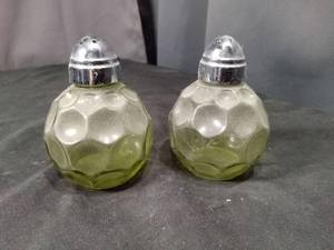 lot 4622 image: Green Glass Honeycomb Pattern Salt and Pepper Shakers Set