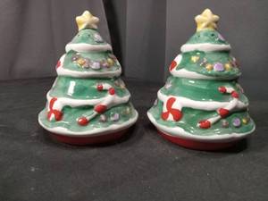 lot 4623 image: Christmas Tree Salt and Pepper Shaker Set