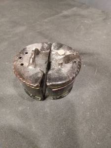 lot 4624 image: Handmade Pottery Salt and Pepper Shakers Set