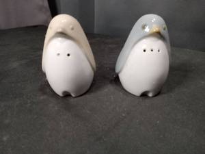 lot 4625 image: Ceramic Bird Salt and Pepper Shakers Set