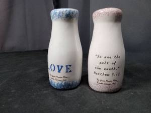 lot 4626 image: Ceramic Salt and Pepper Shakers Set with Floral and Butterfly Design